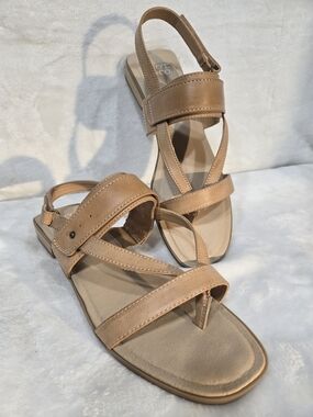 FRYE AND CO. Tan Strappy Toe-Loop Slingback Sandals